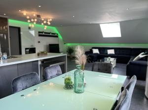 Kuchyň nebo kuchyňský kout v ubytování Loft de prestige au pied du circuit