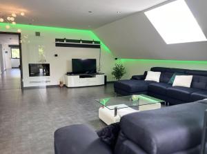 TV a/nebo společenská místnost v ubytování Loft de prestige au pied du circuit