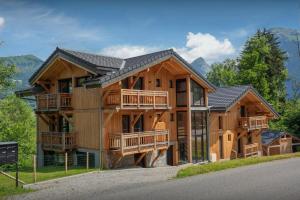 una gran casa de madera con una gambrel en MontCriou - OVO Network, en Samoëns