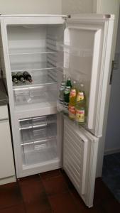 einen offenen Kühlschrank mit Getränken und Alkohol in der Unterkunft Apartment Haus Sternenhimmel in Lehmrade