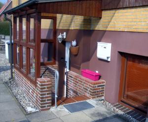 una casa con una puerta y un buzón en el lateral en Apartment Haus Sternenhimmel, en Lehmrade