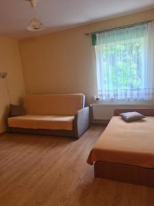 Ένα ή περισσότερα κρεβάτια σε δωμάτιο στο Noclegi Stara Fabryka Jedlina-Zdrój