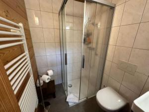 Koupelna v ubytování Rustic Alpine 1BR Getaway- Unwind and Reconnect