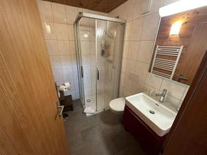 Koupelna v ubytování Rustic Alpine 1BR Getaway- Unwind and Reconnect