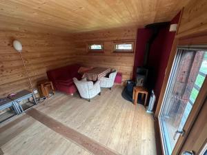 Posezení v ubytování Rustic Alpine 1BR Getaway- Unwind and Reconnect