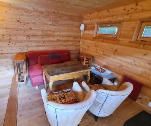 Posezení v ubytování Rustic Alpine 1BR Getaway- Unwind and Reconnect