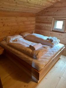 Postel nebo postele na pokoji v ubytování Rustic Alpine 1BR Getaway- Unwind and Reconnect