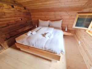 Postel nebo postele na pokoji v ubytování Rustic Alpine 1BR Getaway- Unwind and Reconnect
