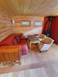 Posezení v ubytování Rustic Alpine 1BR Getaway- Unwind and Reconnect