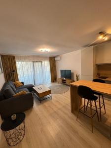 a living room with a couch and a table at Central suites in Drobeta-Turnu Severin
