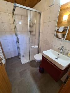 Koupelna v ubytování Rustic Alpine 1BR Getaway- Unwind and Reconnect