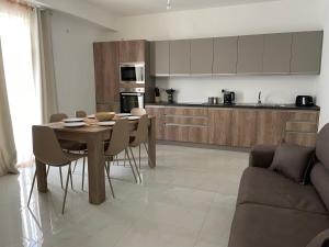 Kuchyň nebo kuchyňský kout v ubytování Xlendi Apartments