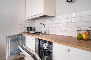 Kuchyňa alebo kuchynka v ubytovaní Apartament Parkowy w Polanicy Zdrój