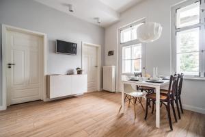 Televízia a/alebo spoločenská miestnosť v ubytovaní Apartament Parkowy w Polanicy Zdrój