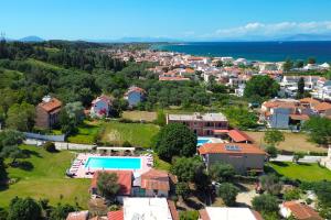 eine Luftansicht auf ein Wohngebiet mit einem Pool in der Unterkunft Euphoria complex in Kavos