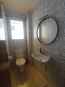 Ένα μπάνιο στο Apartamento Villalonga +12 φωτογραφίες