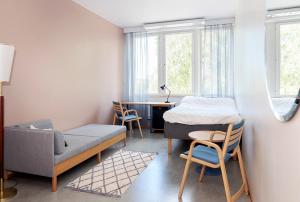 Piccola camera con letto e scrivania. di CityLoginn a Närpiö