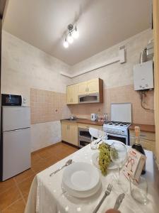 una cucina con tavolo e piatto d'uva di Однокімна квартира біля Каштанової Алеї у центрі Полтави Мережа AlexApartments Документи для відряджень Безконтатне заселення 24-7 a Poltava