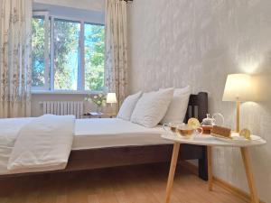 una camera con un grande letto e un tavolo con cibo sopra di Однокімна квартира біля Каштанової Алеї у центрі Полтави Мережа AlexApartments Документи для відряджень Безконтатне заселення 24-7 a Poltava