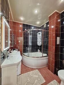 un bagno con vasca, lavandino e WC di Однокімна квартира біля Каштанової Алеї у центрі Полтави Мережа AlexApartments Документи для відряджень Безконтатне заселення 24-7 a Poltava
