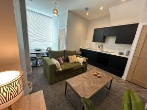 un soggiorno con divano e cucina di Old Toy Shop - Cosy Flat in Central Hexham a Hexham