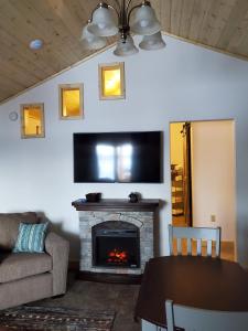 TV a/nebo společenská místnost v ubytování Alaska Country Inn