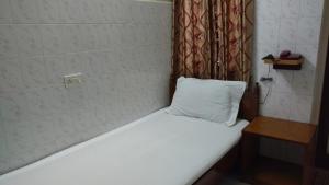 Postel nebo postele na pokoji v ubytování Thangam balaji Guest House -Near US Consulate