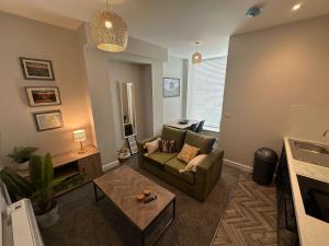 un soggiorno con un divano e un tavolo di Old Toy Shop - Cosy Flat in Central Hexham a Hexham