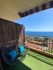 un banc sur un balcon avec vue sur l'océan dans l'établissement VUE MER EXCEPTIONNELLE !! Studio calme et lumineux sur la prestigieuse route des Sanguinaires à Ajaccio, à Ajaccio