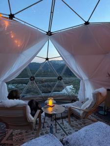 un gruppo di persone seduti in una tenda di Handeland Lodge I Arctic Dome a Sauda