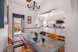 シルヴェスにあるCasa Terracotaの部屋にテーブルと椅子のあるキッチン