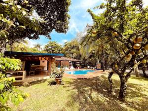 a house with a swimming pool in a yard at Paraiso del Cauca in Jericó