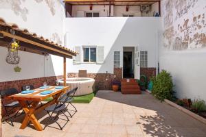 シルヴェスにあるCasa Terracotaのパティオ(テーブル、椅子、バスタブ付)