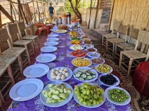Makanan di atau berdekatan rumah tamu ini