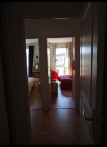 een hal met een kamer met een bed en een raam bij Le bon coin in Bordeaux