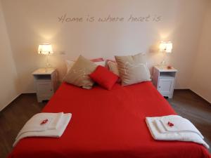 um quarto com uma cama vermelha e toalhas em Red Flat In Rome em Roma