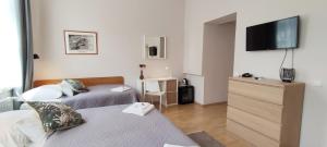 Televízia a/alebo spoločenská miestnosť v ubytovaní Budapest Csaszar Hotel