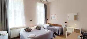 Posteľ alebo postele v izbe v ubytovaní Budapest Csaszar Hotel