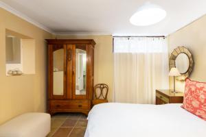 Voodi või voodid majutusasutuse Quarterdeck Cottage Kalk Bay - No Load Shedding toas