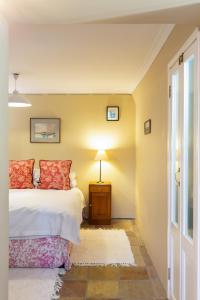 Voodi või voodid majutusasutuse Quarterdeck Cottage Kalk Bay - No Load Shedding toas