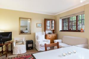 Istumisnurk majutusasutuses Quarterdeck Cottage Kalk Bay - No Load Shedding