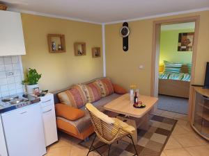 eine Küche und ein Wohnzimmer mit einer Couch und einem Tisch in der Unterkunft Ferienbungalow Jahnke auf Usedom mit Wlan in Zirchow