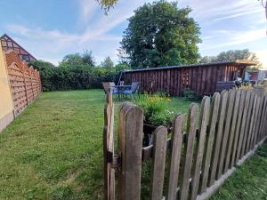 Ein Garten an der Unterkunft Ferienbungalow Jahnke auf Usedom mit Wlan