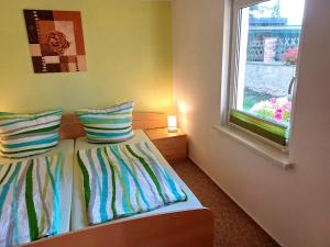 zwei Betten in einem kleinen Zimmer mit Fenster in der Unterkunft Ferienbungalow Jahnke auf Usedom mit Wlan in Zirchow + 4 Fotos