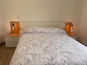 una cama en una habitación con dos mesitas de noche y una cama sidx sidx sidx en Be Room Oasis Harmony, en Maspalomas