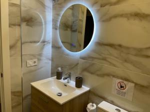 un baño con lavabo y espejo en Be Room Oasis Harmony, en Maspalomas 12 fotos más