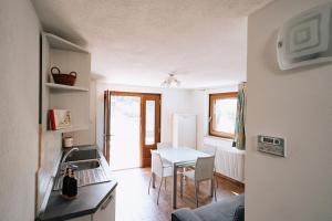 Saint MarcelにあるAosta Holiday Apartments - La Plantazのキッチン、ダイニングルーム(テーブル、シンク付)