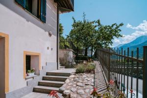 Saint MarcelにあるAosta Holiday Apartments - La Plantazの山を背景にした家へと続く階段