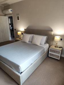 a bedroom with a large bed with two lamps at LA MAR Apartment Zelarino in Zelarino