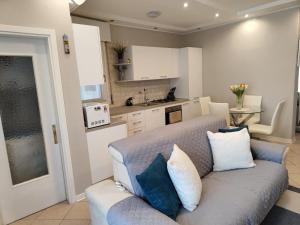 a living room with a couch and a kitchen at LA MAR Apartment Zelarino in Zelarino